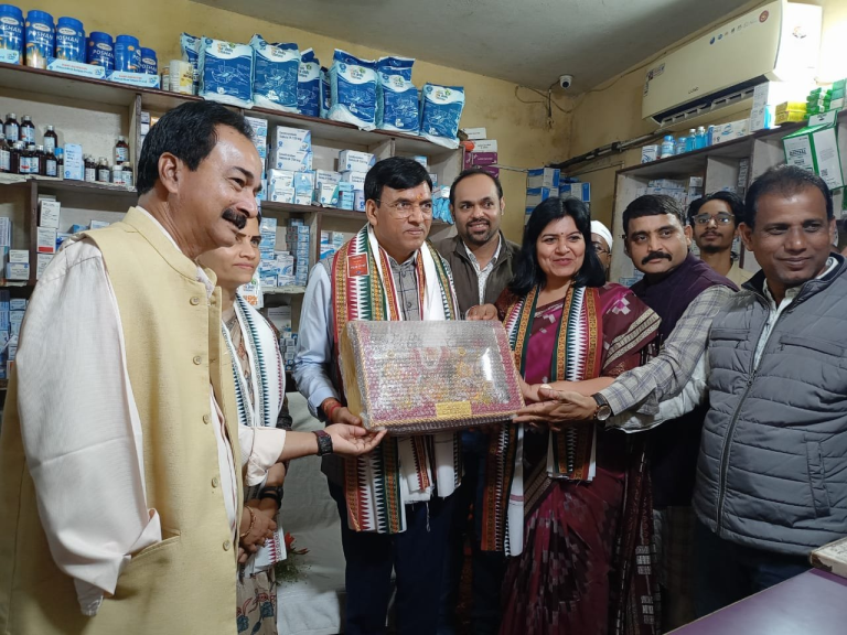 भुवनेश्वर: केंद्रीय मंत्री डॉ. मनसुख मंडाविया ने बारामुंडा क्षेत्र में जनऔषधि स्टोर का दौरा किया