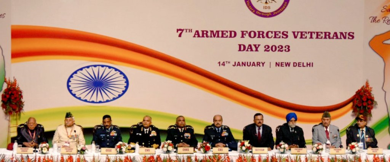 7वें सशस्त्र बल पूर्व सैनिक दिवस पर सेना के तीनों प्रमुखों ने सैनिकों की सराहना की