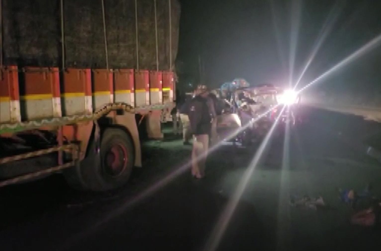 महाराष्ट्र: रायगढ़ के रेपोली में ट्रक और कार की टक्कर में एक बच्ची सहित 9 लोगों की मृत्यु की खबर