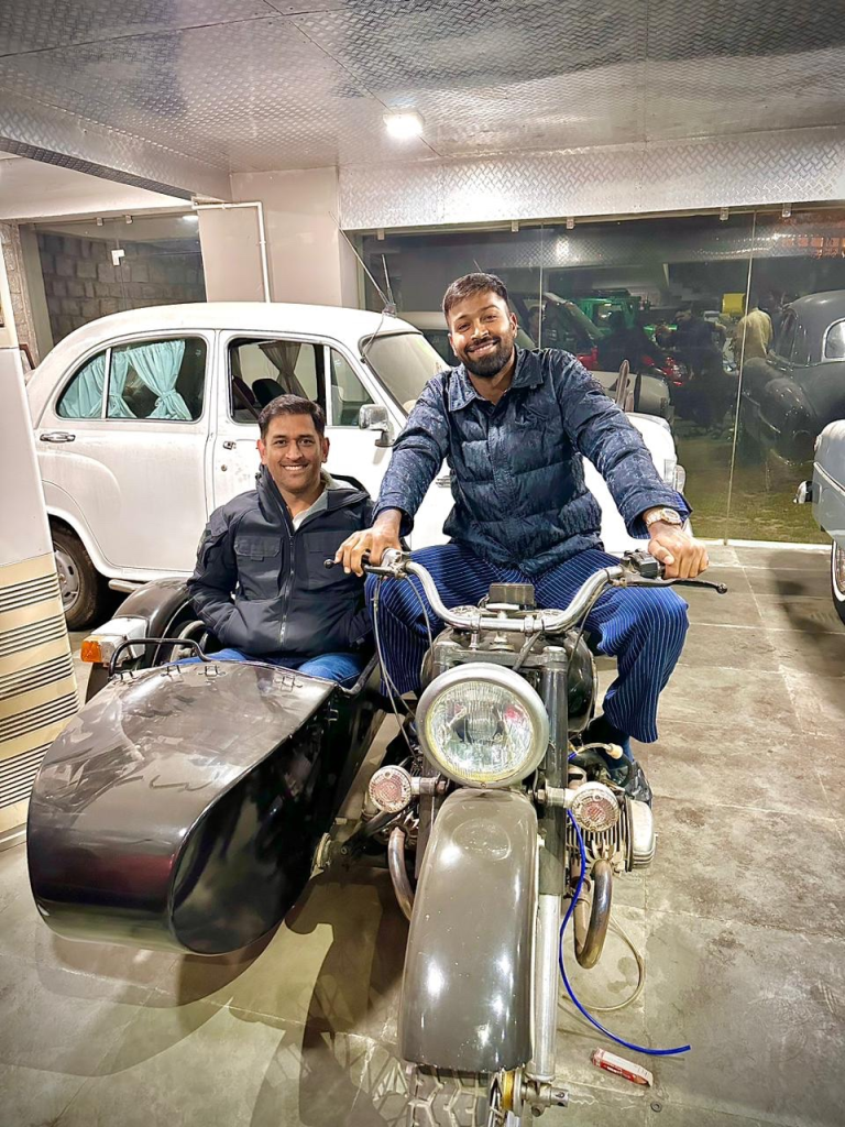 रांची: धोनी के घर पहुंचे हार्दिक पांड्या, विंटेज बाइक पर खिंचवाई तस्वीर