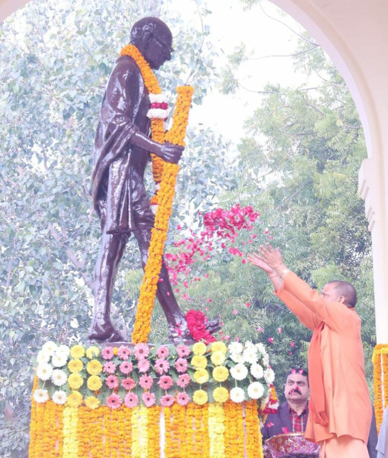 यूपी के सीएम योगी ने महात्मा गांधी को उनकी पुण्यतिथि पर श्रद्धांजलि दी और पुष्पांजलि अर्पित की