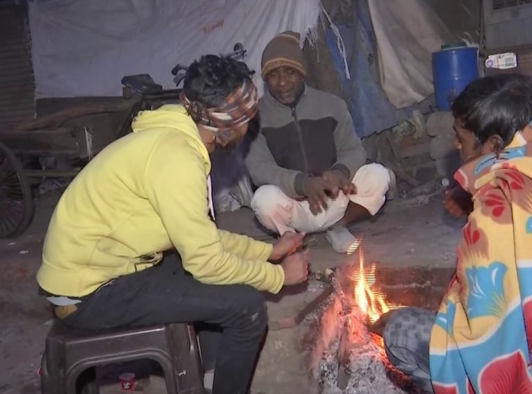 दिल्ली : राष्ट्रीय राजधानी में ठंड बढ़ने से लोग अलाव जलाकर ठंड से बचने का प्रयास कर रहे हैं