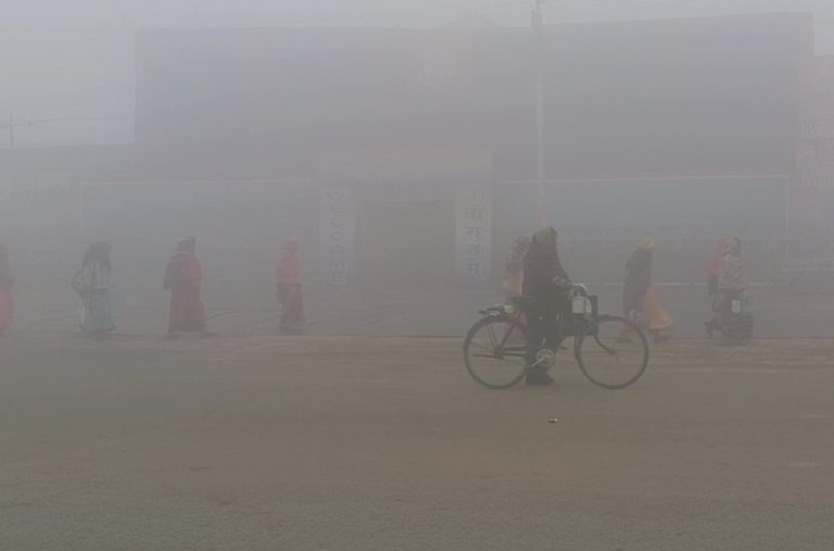उप्र : प्रयागराज में बढ़ती ठंड और कोहरे से लोगों को दिक़्कतों का सामना करना पड़ रहा है
