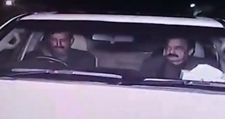 पाकिस्तान के गृहमंत्री के ऊपर फेंके गए जूते