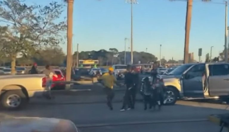 फ्लोरिडा में मार्टिन लूथर किंग दिवस के कार्यक्रम के दौरान फायरिंग में 8 के घायल होने की खबर