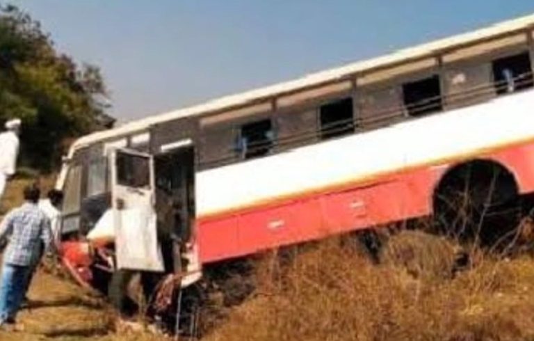 महाराष्ट्र : पुणे से लातूर जा रही बस खाई में गिरी