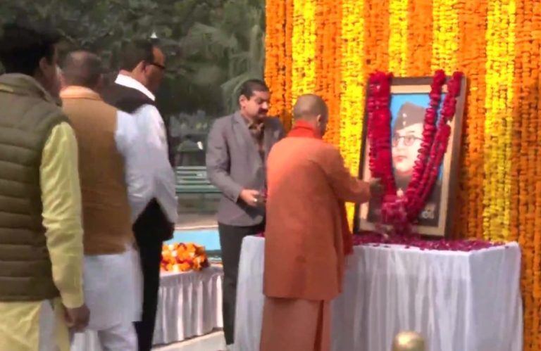 उप्र : सीएम योगी ने सुभाष चंद्र बोस की प्रतिमा पर किया माल्यार्पण