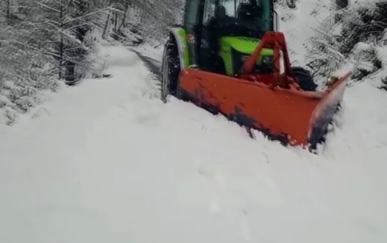 जम्मू-कश्मीर : डोडा में भारी बर्फबारी के बाद विभिन्न लिंक सड़कों से बर्फ हटाने का काम किया शुरू