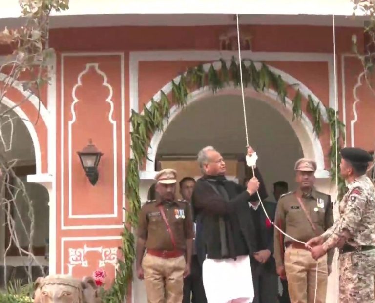 राजस्थान : मुख्यमंत्री ने गणतंत्र दिवस के अवसर पर जयपुर के मुख्यमंत्री आवास पर फहराया तिरंगा