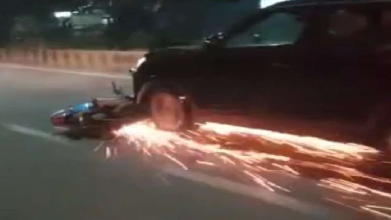 गुजरात : सूरत में कार ने बाइक सवार पति-पत्नी को मारी टक्कर