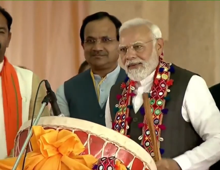 पीएम मोदी ने बजाया ढोल, बोले- सुशासन और सद्भाव के रास्ते पर कर्नाटक सरकार