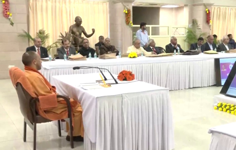 यूपी: सीएम योगी ने सेवानिवृत्त अधिकारियों और शिक्षाविदों के साथ बातचीत की