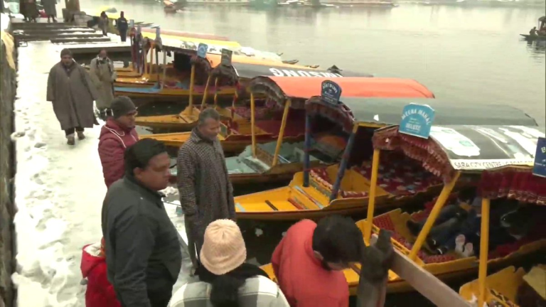 श्रीनगर (J&K): कश्मीर में बर्फबारी के बाद डल लेक पर पर्यटकों की संख्या में हुई वृद्धि