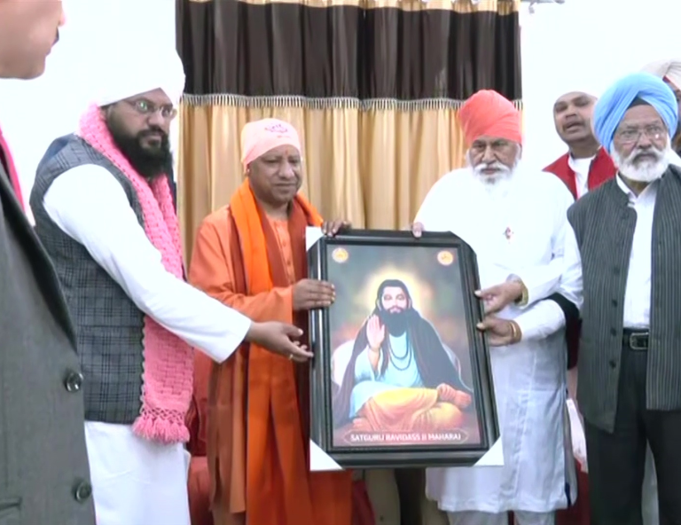 यूपी: सीएम योगी ने वाराणसी में रविदास जयंती के मौके पर उन्हें श्रद्धांजलि दी