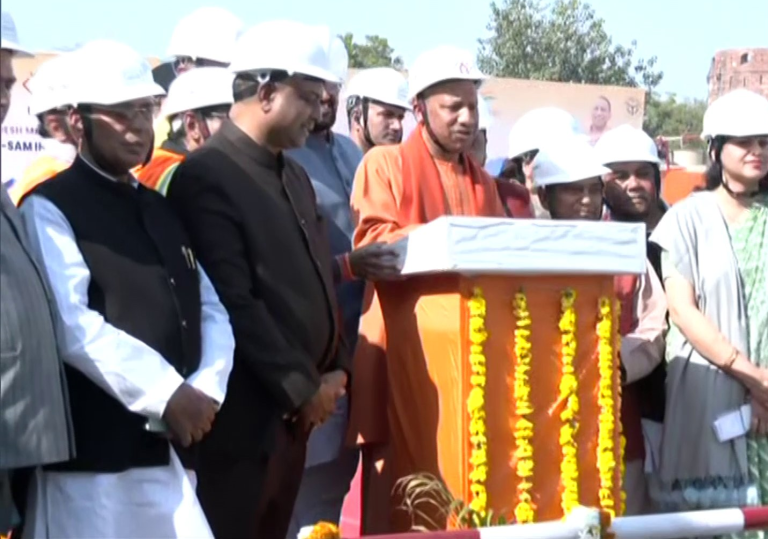 उप्र: सीएम योगी ने आगरा में भूमिगत मेट्रो परियोजना के स्टेशन का किया दौरा