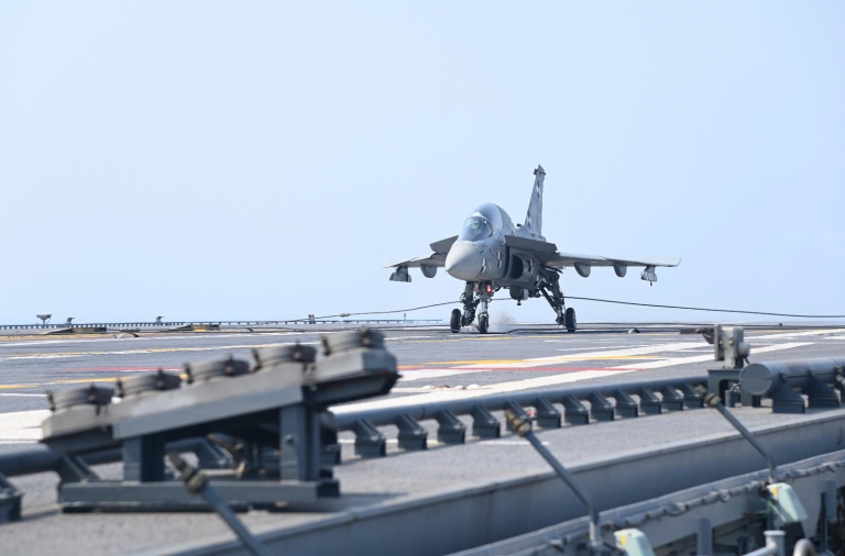 भारतीय नौसेना की बड़ी उपलब्धि, INS विक्रांत पर हल्के लड़ाकू विमान LCA की सफल लैंडिंग