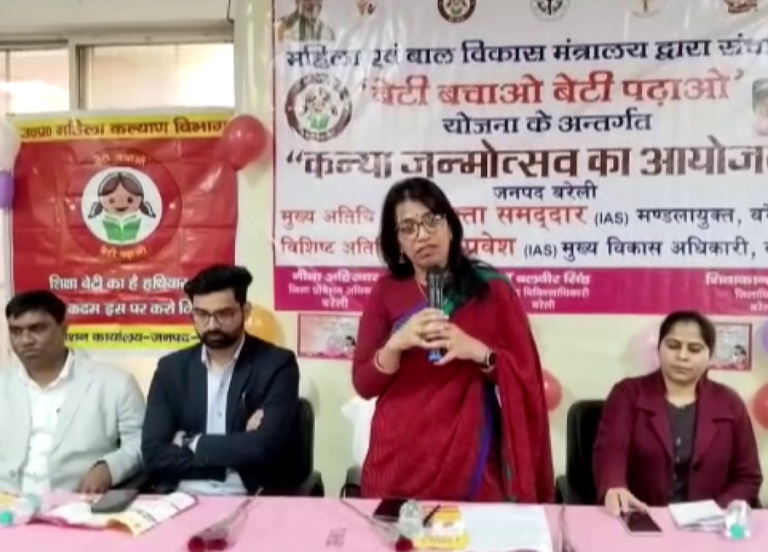 उप्र: बरेली में जिला महिला अस्पताल में कन्या जन्मोत्सव किया गया आयोजित
