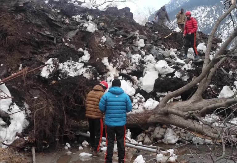 J&K: सोनमर्ग में भूस्खलन होने के कारण राष्ट्रीय राजमार्ग अवरूद्ध हो गया है