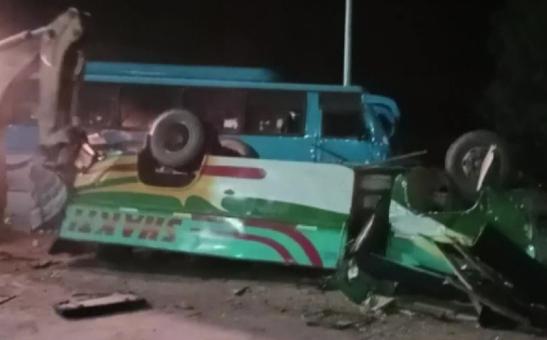 मप्र: सीधी जिले में सड़क के किनारे खड़ी 3 बसों को एक ट्रक ने मारी टक्कर