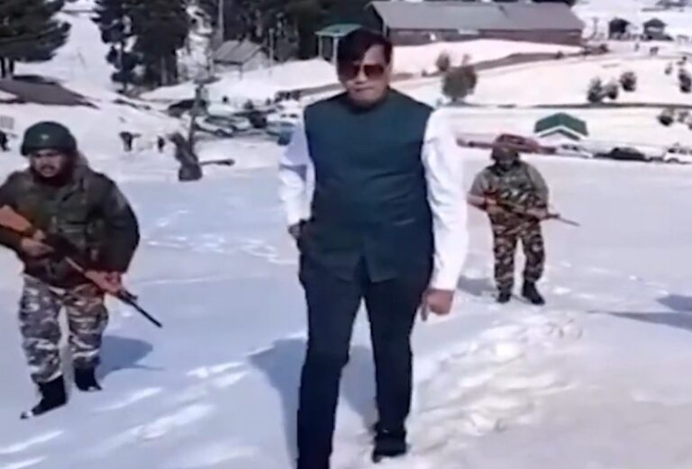 गुजरात : PMO के फर्जी अफसर का मामला गहराया