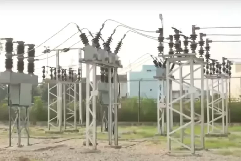 उप्र : हड़ताली बिजलीकर्मियों को बड़ा झटका, 1 माह का कटेगा वेतन