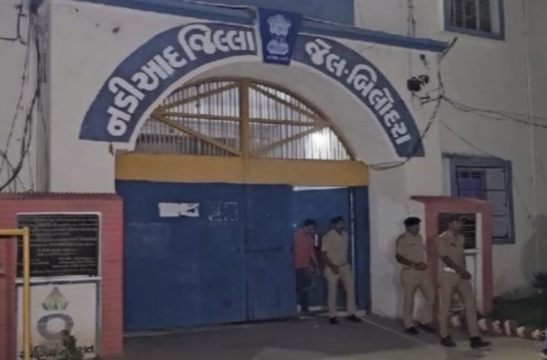 गुजरात : 17 जेलों में रात भर हुई ताबड़तोड़ छापेमारी, फोन और ड्रग्स मिले