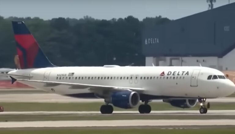 फ्लाइट के टेकऑफ से पहले शख्स ने खोला इमरजेंसी एग्जिट डोर, आफत में आई जान