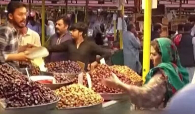 पाकिस्‍तान : रमजान में 500 रुपये दर्जन मिल रहे केले, हर तरफ हाहाकार