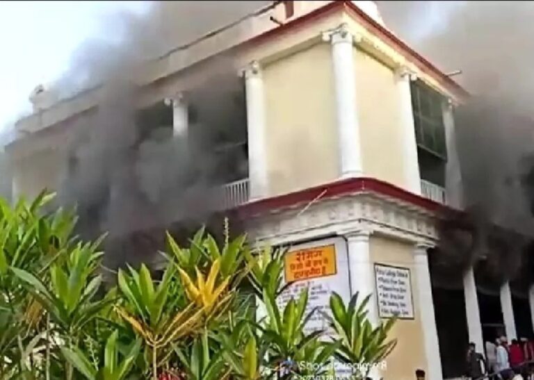 पटना के कॉलेज में लगी भीषण आग