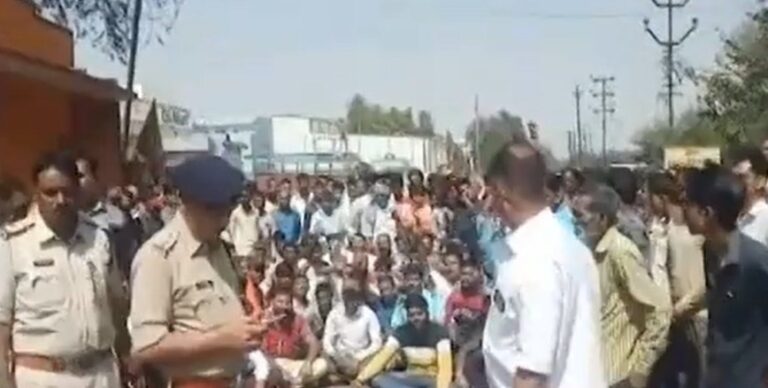 मप्र : इंदौर में किसानों ने गेहूं का वाजिब दाम नहीं मिलने पर चक्काजाम कर किया प्रदर्शन