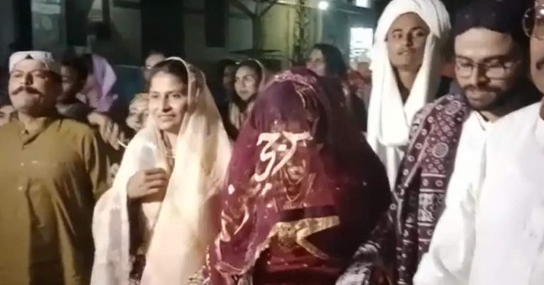 पाकिस्तान में महंगाई ने तोड़ा रिकॉर्ड, दूल्हा-दुल्हन ने किया अनोखा प्रदर्शन