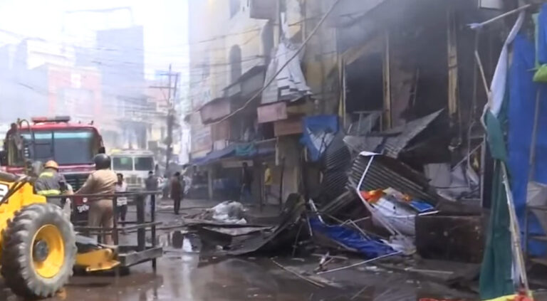 उप्र : नेहरू कॉम्प्लेक्स में भीषण आग लगने से 50 दुकानों के जलने की खबर