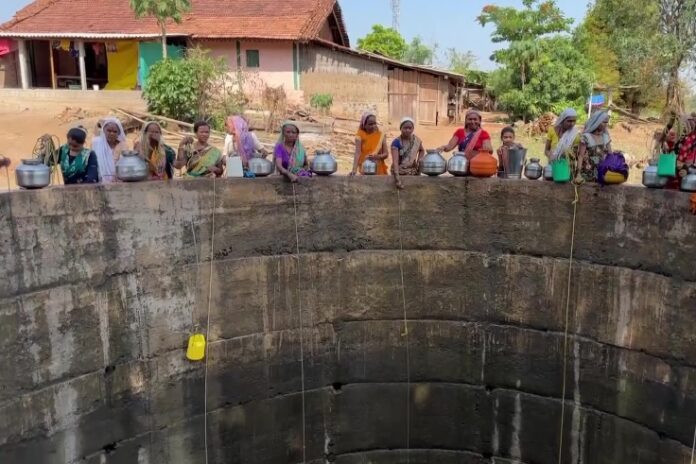 महाराष्ट्र: नासिक में चल रहे जल संकट के कारण खोकरविहीर गांव में लोगों को हो रही है काफी समस्याएं