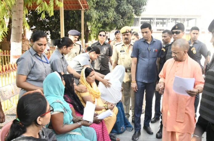 उप्र: सीएम योगी ने गोरखनाथ मंदिर के परिसर में 'जनता दर्शन' के दौरान लोगों की समस्याएं सुनीं