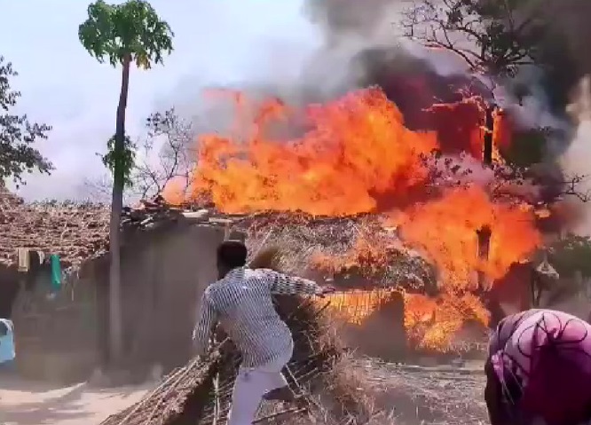 उप्र: बलरामपुर के नाचोली गांव में आग लगने से 18 घर जले उप्र: बलरामपुर के नाचोली गांव में आग लगने से 18 घर जले