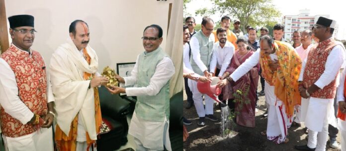 भोपाल: सीएम शिवराज सिंह ने प्रख्यात कथावाचक पंडित प्रदीप मिश्रा से मुलाकात की और स्मार्ट सिटी पार्क में पौधारोपण किया