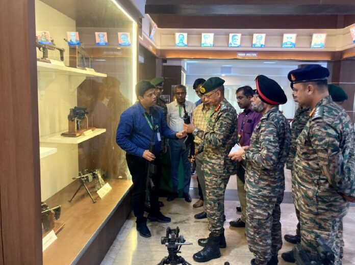 पुणे: VCOAS लेफ्टिनेंट जनरल एमवी सुचिंद्र कुमार ने विभिन्न रक्षा उद्योगों और अनुसंधान प्रयोगशालाओं का दौरा किया