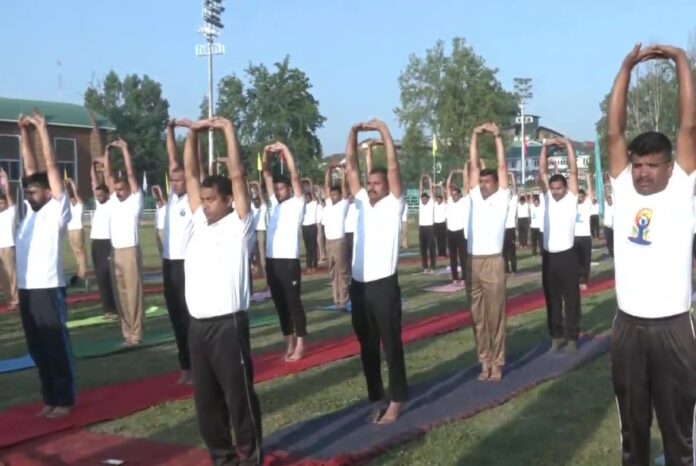 जम्मू-कश्मीर: सशस्त्र सीमा बल (एसएसबी) ने अंतर्राष्ट्रीय योग दिवस के पहले श्रीनगर में एक योग सत्र का किया आयोजन