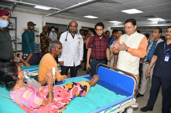 उत्तराखंड: सीएम धामी ने देहरादून स्थित राजकीय दून मेडिकल कॉलेज चिकित्सालय का औचक निरीक्षण किया