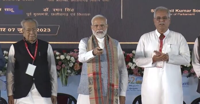 छत्तीसगढ़: पीएम मोदी ने रायपुर में विभिन्न विकास परियोजनाओं का शिलान्यास और लोकार्पण किया छत्तीसगढ़: पीएम मोदी ने रायपुर में विभिन्न विकास परियोजनाओं का शिलान्यास और लोकार्पण किया