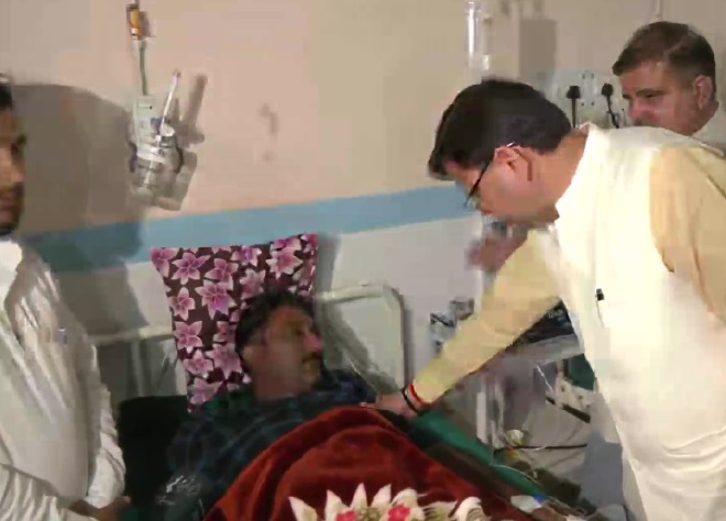 उत्तराखंड: सीएम धामी ने चमोली विद्युत दुर्घटना में घायल हुए लोगों से मुलाकात की उत्तराखंड: सीएम धामी ने चमोली विद्युत दुर्घटना में घायल हुए लोगों से मुलाकात की