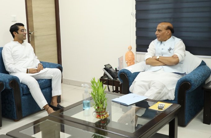 बीजेपी के राष्ट्रीय प्रवक्ता जयवीर शेरगिल ने रक्षा मंत्री राजनाथ सिंह से की मुलाकात बीजेपी के राष्ट्रीय प्रवक्ता जयवीर शेरगिल ने रक्षा मंत्री राजनाथ सिंह से की मुलाकात