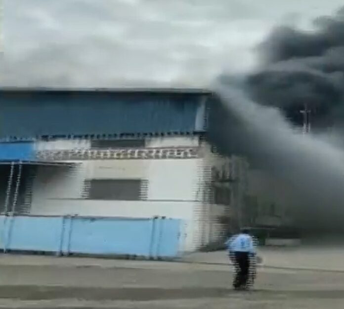 महाराष्ट्र: पुणे के येवलेवाडी इलाके के गोदाम में लगी आग महाराष्ट्र: पुणे के येवलेवाडी इलाके के गोदाम में लगी आग