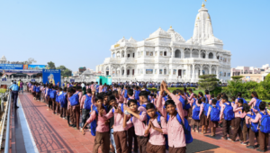 मथुरा: प्रेम मंदिर परिसर में 5000 बच्चों को पुरूषोत्तम माह के शुभ अवसर पर स्कूल बैग और स्टेशनरी का सामान उपहार में दिया गया 