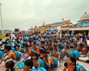 बरसाना: कीर्ति मंदिर में आज करीबन 5000 बच्चों को स्कूल बैग और स्टेशनरी का सामान दिया गया 
