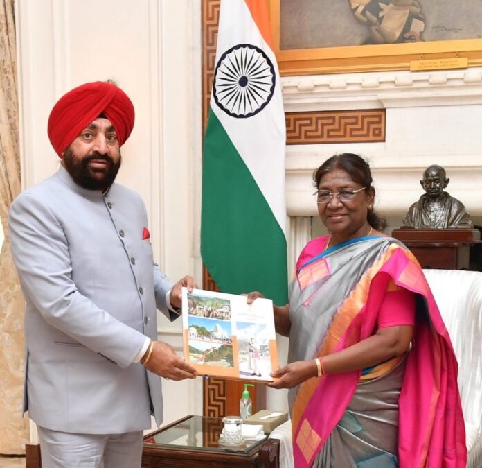 राष्ट्रपति मुर्मू से उत्तराखंड के राज्यपाल लेफ्टिनेंट जनरल गुरमीत सिंह (सेवानिवृत्त) ने की मुलाकात