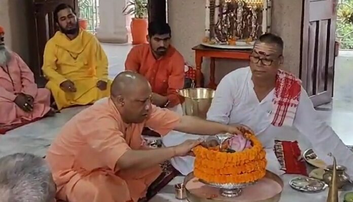 उप्र: सीएम योगी ने पावन सावन मास के छठे सोमवार के अवसर पर श्री गोरखनाथ मंदिर में किया रुद्राभिषेक