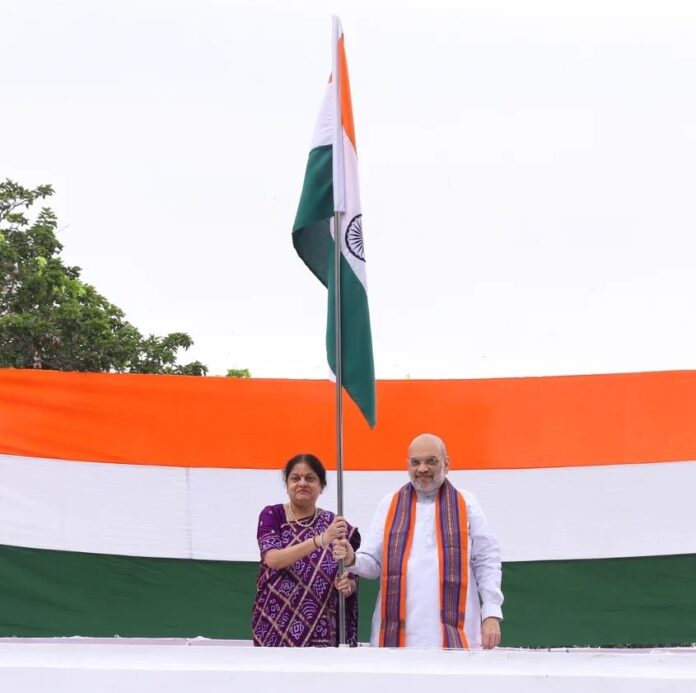 केंद्रीय गृहमंत्री अमित शाह ने 'हर घर तिरंगा' अभियान के तहत अपने आवास पर तिरंगा फहराया