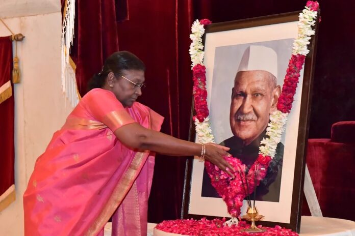 राष्ट्रपति मुर्मू ने भारत के पूर्व राष्ट्रपति डॉ. शंकर दयाल शर्मा को उनकी जयंती पर पुष्पांजलि अर्पित की