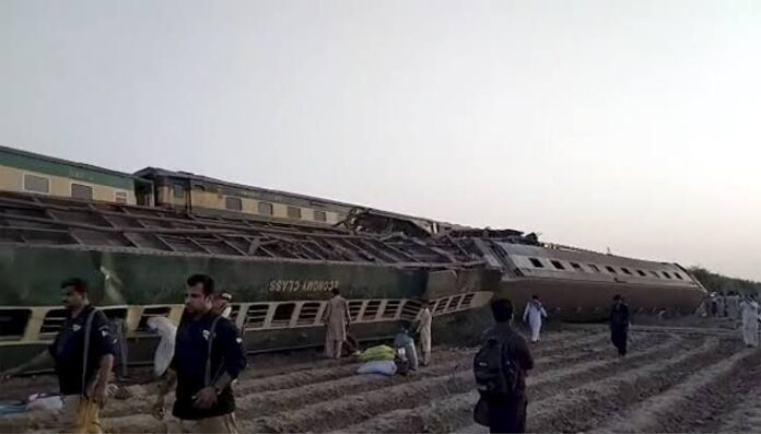 Train derails in Pakistan 30 killed, 67 injured